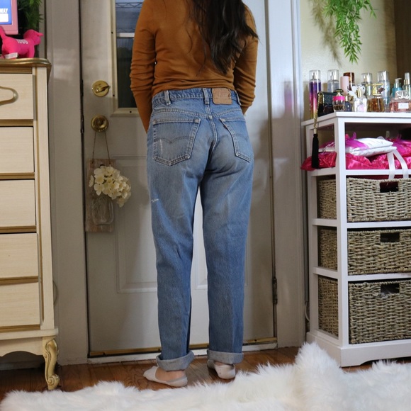 Vintage Mid-Rise Levi Jeans - Picture 5 of 6